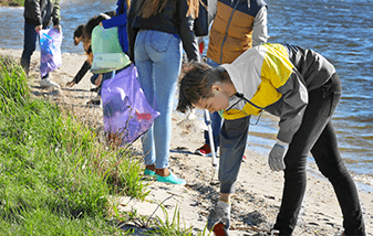 03-teens-cleaning-beach-337x214.png