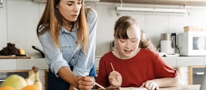 mother-helping-daughter-with-homework-1-705x310.webp